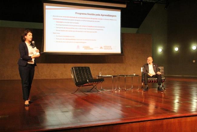 A secretária Julia Sant'Anna durante sua apresentação sobre as diretrizes do ensino médio na SEE/MG. Foto: Rafael Fernandes (SEE/MG)